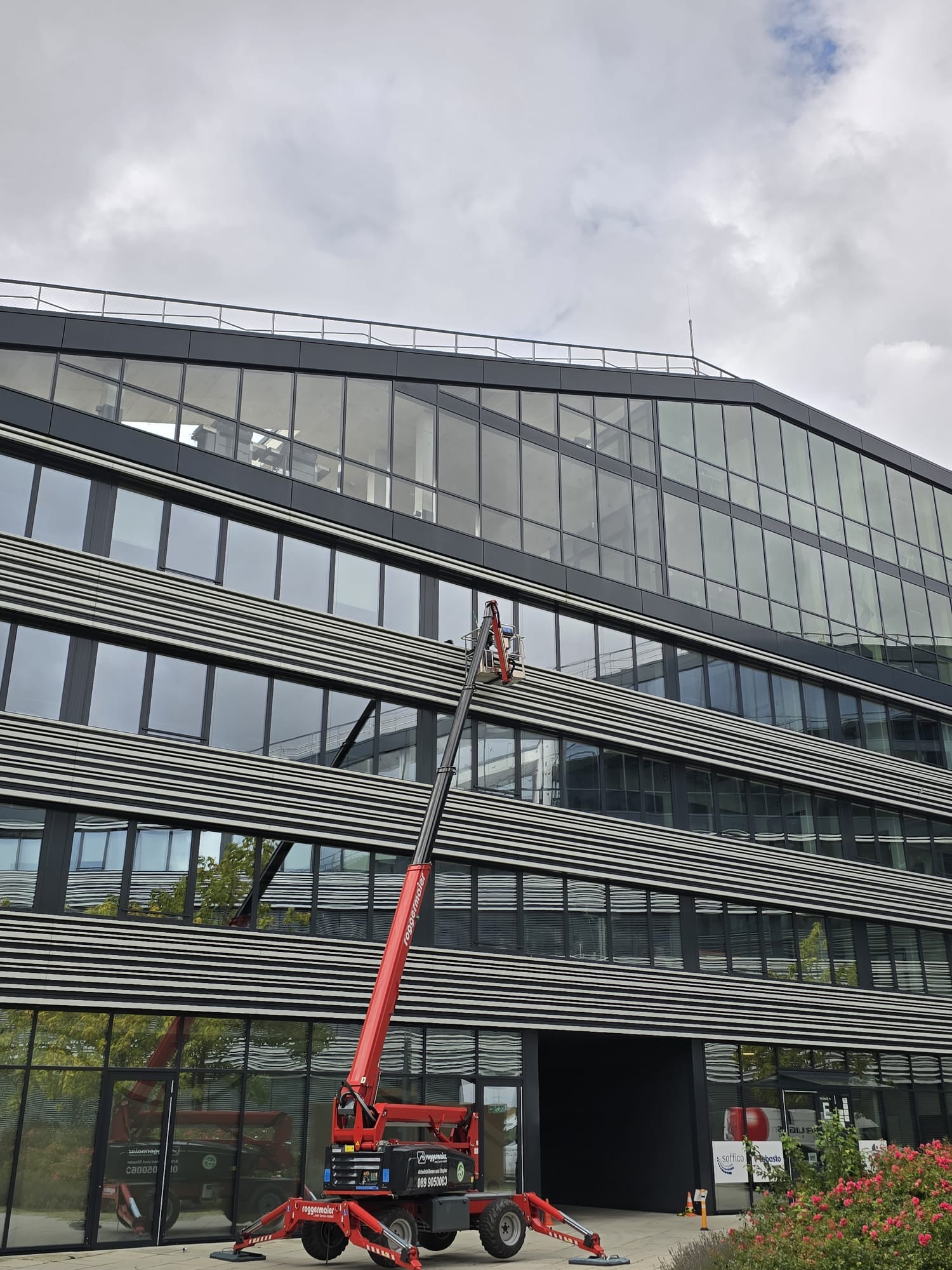 Hebebühne bei Arbeiten an einer mehrgeschossigen Gewerbefassade
